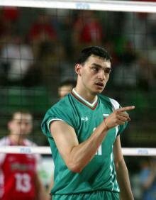 Националът Владимир Николов записа заедно със съотборниците си от Бре Банка Лануни (Кунео) втора поредна победа в италианското волейболно първенство.
