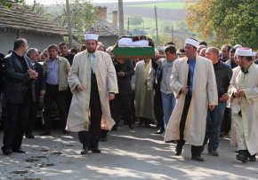 Шефът на ДПС Ахмед Доган не уважи погребението вече бившия шеф на кабинета му Ахмед Емин. Намереният мъртъв в кв. „Бояна“ в петък вечер Емин бе погребан вчера в родното му село Козица, където да се простят с него бяха дошли повечето му колеги от ДПС, както парламентаристи, така и представители на местната власт.

