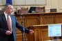 Притискали депутатите как да гласуват в пленарна зала