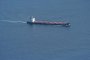 Отвлеченият кораб "Ейшън глори" плава към Сомалия 