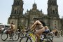 300 голи велосипедисти протестират в Мексико срещу BP