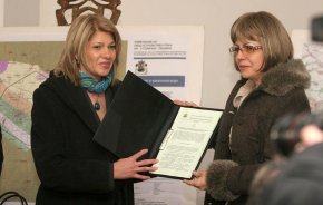 Нона Караджова връчи официално решението за минералните извори на Йорданка Фандъкова
