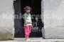  6-годишно момиченце живее в коптор с питбули