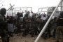 Тълпа мигранти събори оградата между Гърция и Македония