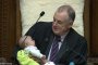 Хранят бебе по време на дебати в Парламента на Нова Зеландия