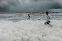 Отровна бяла пяна покри индийски плаж