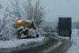 Обилен снеговалеж затвори пътища и остави без ток села в страната