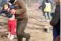 „Бежанците” бият децата си, за да реват пред камерите