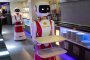 Роботи поднасят питиета в ресторант в Нидерландия
