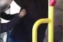 Пътници в автобус изхвърлиха мъж, защото кашлял (видео) 