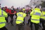   10 000 заклещени шофьори на пристанище Дувър в сблъсък с полицията