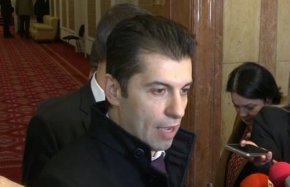 Кирил Петков отговаря на въпроси на журналисти за историческата комисия България- РСМ