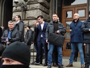 Премиерът отиде при протестиращите
