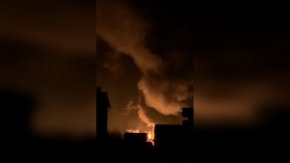 Клип, широко разпространен от украинските медии, показва пожар, избухнал в петролна база в град Василков, разположен югозападно от Киев