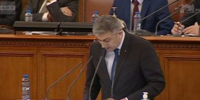 Карадайъ по време на дебатите за оставката на Стефан Янев като министър на отбраната