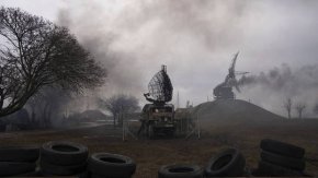 Дим се издига от база за противовъздушна отбрана след руски удар в Мариупол, Украйна, 24 февруари 2022 г.
