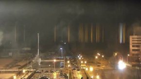Екранна снимка, заснета от видеоклип, показва изглед към атомната електроцентрала "Запорожие" по време на пожар след сблъсъци около обекта в Запорожие, Украйна, 4 март 2022 г.