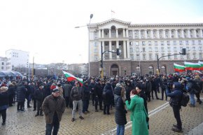 Въпреки студеното време пред сградата има полицейска колона