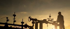 Трите компании са партньори в развиването на нови нефтени и петролни залежи на руските  Rosneft и Gazprom Neft