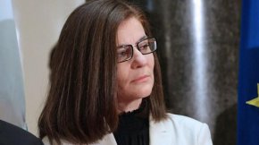 В оплакванията се посочва, че местните митнически и гранични органи устно им съобщават, че не могат да влизат и излизат от страната с регистрирани в България тежко- и лекотоварни автомобили