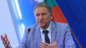 На брифинг днес, Костадин Ангелов и Асен Балтов са разпространили информация, за това, че в периода 12 май – 10 юни съм бил заемал едновременно длъжността министър на здравеопазването и Председател на ЦЗПЗ