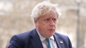 
Министърът на външните работи Лиз Тръс заяви пред Sunday Telegraph по-рано тази седмица, че санкциите "трябва да отпаднат само при пълно прекратяване на огъня и изтегляне, но и при поемане на ангажимент, че няма да има по-нататъшна агресия"