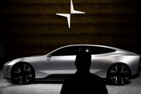 Мъж разглежда автомобил Polestar Precept по време на Международното автомобилно изложение в Пекин, или Auto China, в Пекин, Китай, 26 септември 2020 г. REUTERS/Thomas Peter