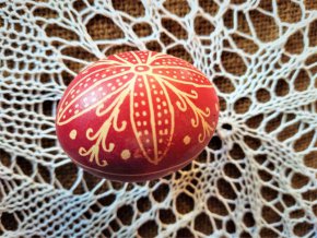 Суровото бяло яйце се рисува чрез специална „писалка“ с восък, после се фиксира в зелева чорба и накрая се вари в червената боя