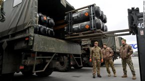 Украински военнослужещи зареждат камион с противотанкови ракети Javelin.