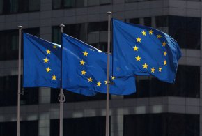 Знамена на Европейския съюз се развяват пред централата на Европейската комисия в Брюксел, Белгия, 10 април 2019 г. REUTERS/Ив Херман/Снимка отблизо