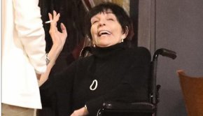 След вечеря дъщерята на Джуди Гарланд е забелязана да пуши цигара, докато ѝ помагат да се придвижи до автомобила си в инвалидна количка