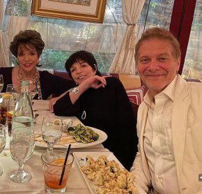 
Лайза, 76 г. , и Джоан, 88 г. , вечерят в италианската закусвалня Il Piccolino в Западен Холивуд заедно с дългогодишния приятел на Лайза Майкъл Файнщайн