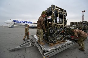 Украински военнослужещи приемат на летище Бориспол в Киев на 11 февруари противотанкови ракети FGM-148 Javelins, предоставени от САЩ. (Сергей Супински/AFP/Getty Images)