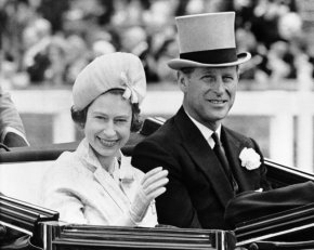  На кадрите се вижда сияещата бъдеща британска кралица, която показва годежния си пръстен пред камерата