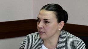 Пред Свободна Европа шефът на пресцентъра на държавното обвинение Веселин Иванов поясни, че тя е назначена "до провеждането на конкурс"