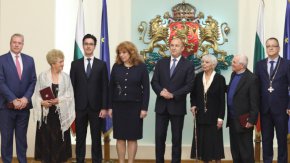 Президентът Румен Радев удостои с висши държавни отличия петима културни дейци за заслугите им в областта на културата и изкуството