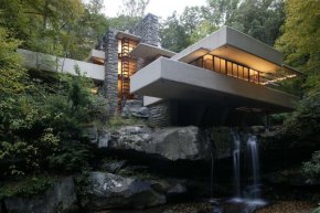  

Построен частично над водопад, домът се намира в селски район в югозападната част на Пенсилвания.

 