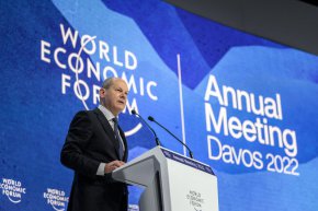 Германският канцлер Олаф Шолц говори пред събранието по време на годишната среща на Световния икономически форум (СИФ) в Давос, Швейцария, 26 май. (Fabrice Coffrini/AFP/Getty Images)