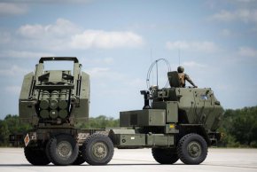Артилерийска ракетна система за висока мобилност по време на тренировъчна мисия с бойна стрелба във Флорида на 10 май. (Старши летец Джоузеф П. Левейл/ВВС на САЩ)