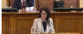 „Този екип ми дава възможността да застана пред вас и да заявя: Справихме се с предизвикателство, което България никога не е срещала. Нито за секунда не позволихме дори да се доближим до тежка хуманитарна криза и хора на улицата, а рискът от това беше огромен”, каза Константинова.
