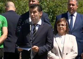 "В човешката история има много държавници и управници, някои от тях са предавали родината. Някои са се нагаждали към силните на деня”, каза той, което засили реакцията на публиката.