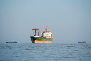 Неподвижни товарни кораби и кораби за насипни товари в Черно море чакат да влязат в канала Сулина - речен канал, който осигурява достъп до река Дунав - в морето от Сулина, Румъния, на 4 юни. (Андрей Пунговски/Bloomberg/Getty Images)