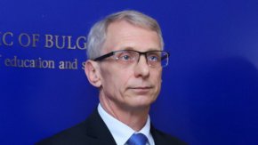 "Плагиатството действително е сериозен проблем за България. Готов е договорът, с който да купим софтуер за всички висши училища, да го получат безплатно и да може всяка от тях да си проверява и дипломните работи, и докторските дисертации, за да няма след това: "Не можахме, не разбрахме". Оттук нататък това трябва да бъде златния стандарт в това отношение", посочи Денков.