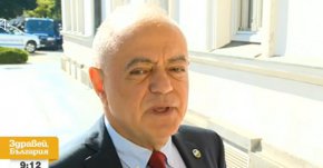 Атанас Атанасов от „Демократична България” посочи, че ще се опитат да убедят депутатите, че сега не е време за избори