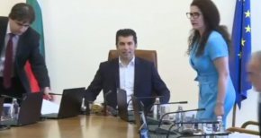 Според Петков „новото мнозинство в парламента - ГЕРБ, ДПС, „Възраждане” и депутати от ИТН”, не е могло да направи дори предложение за председател на Народното събрание.