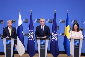 Финландия и Швеция прекратиха десетилетията си на неутралитет