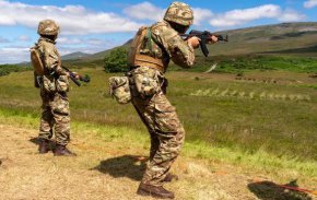 Някои от украинските войници преминават обучение във военна база близо до Манчестър. Снимка: Louis Wood/The Sun/PA