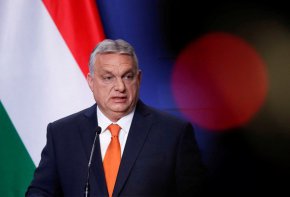 "Санкциите не помагат на Украйна, но те са вредни за европейската икономика и ако продължават така, ще я убият. . . Това, което виждаме в момента, е непоносимо", заяви унгарският лидер.