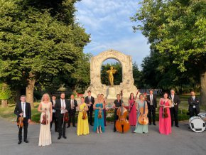 В програмата на българското турне, което ще мине на 7 август и през Летния театър във Варна, са включени хитове на класическата музика като “Радецки марш”, валса “На тихия син Дунав”, части от оперетите “Прилепът” и “Цигански барон”