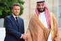 Президентът на Франция Еманюел Макрон (вляво) поздравява саудитския престолонаследник Мохамед бин Салман